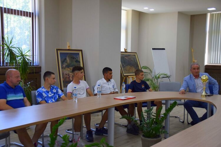  ФК "Асеновец 2005" подари купата си на кмета на Асеновград