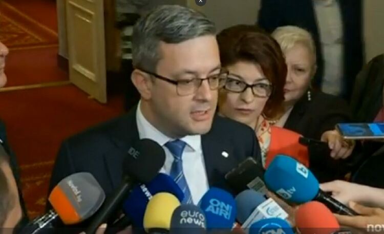 ГЕРБ няма да внася вот на недоверие, но посъветва Петков да поиска вот на доверие