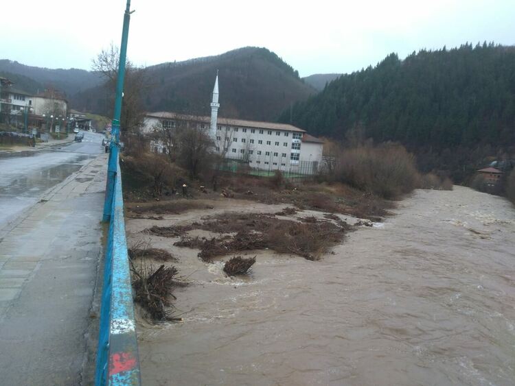 Код червено за Смолянско! Министър Сандов: Има риск от наводнения, кризисните щабове да се подготвят