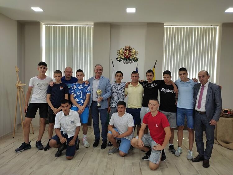  ФК "Асеновец 2005" подари купата си на кмета на Асеновград