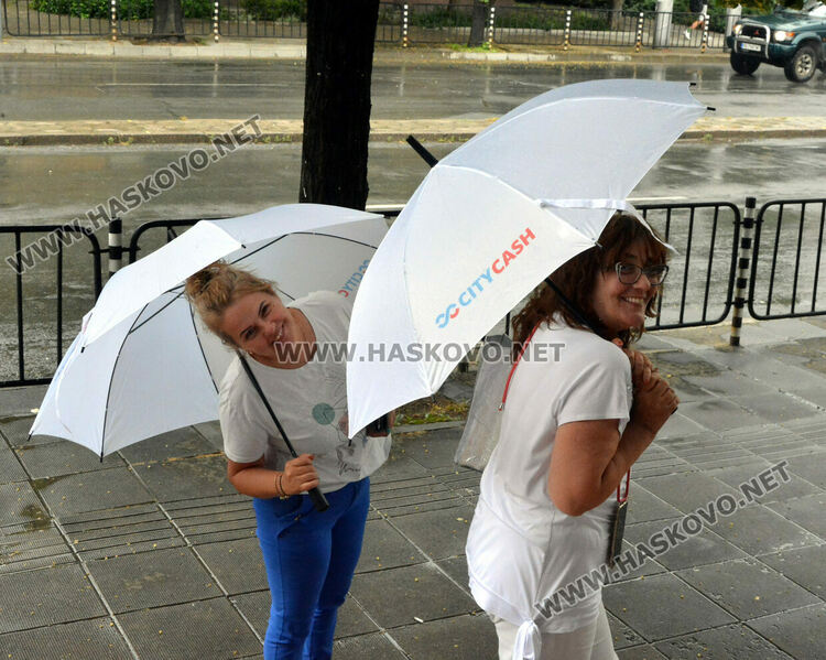 В дъжда- кой с каквото си има...