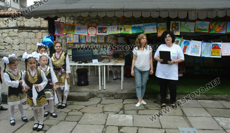 В Деня на приятелството деца помагат на деца