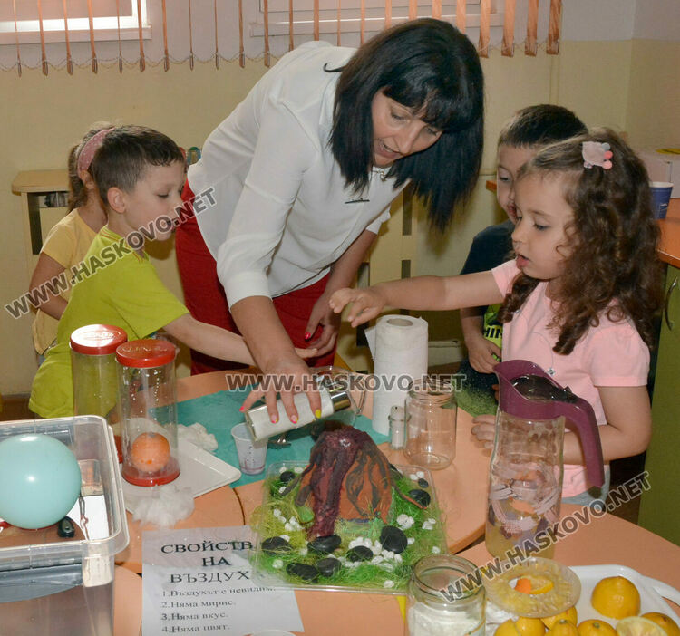 Деца от „Зорница“ правиха лава, лимонада, показаха умения в роботиката