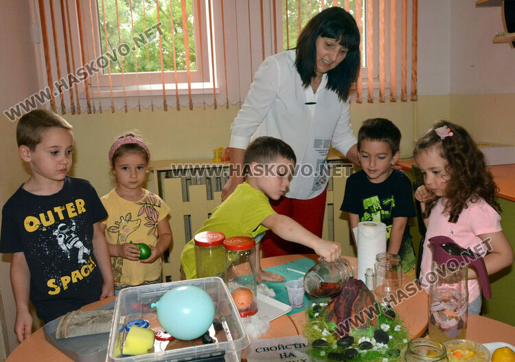 Деца от „Зорница“ правиха лава, лимонада, показаха умения в роботиката