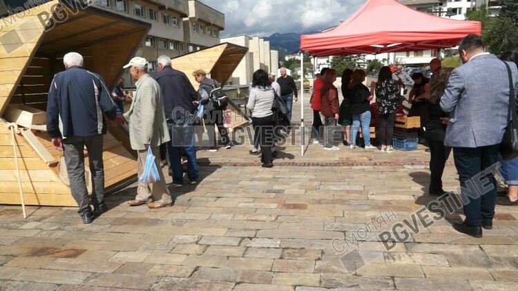 Скромно но с "добри" цени и биопродукти тръгна първия фермерски пазар в Смолян 