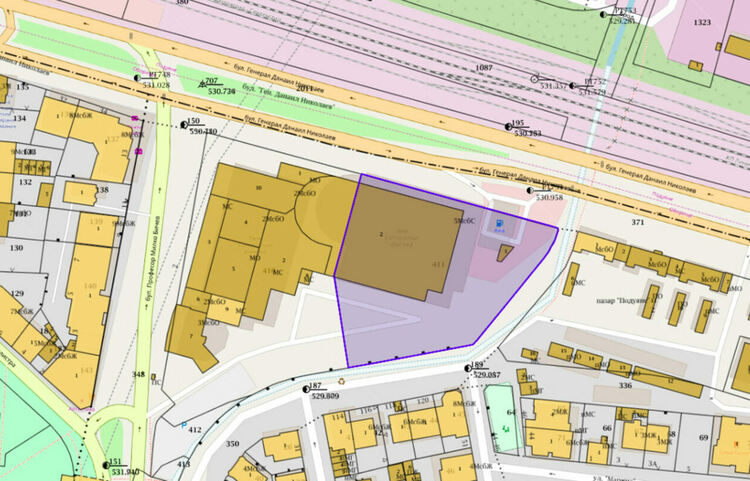 Парцелът от 5 декара и съседният от над 7 декара в центъра са придобити от компанията "Битумина" за 23 млн.лв. В кадастъра пише, че там предстои ново строителство
