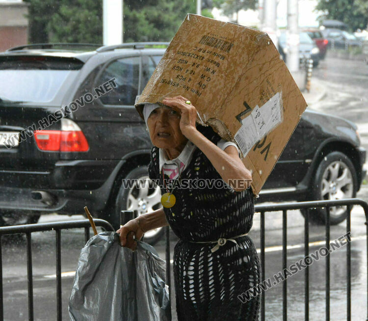 Оранжев код за дъжд и градушки в петък