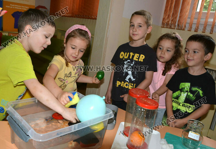 Деца от „Зорница“ правиха лава, лимонада, показаха умения в роботиката