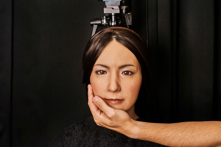 Учени създадоха жива кожа за роботи, способна да се самолекува