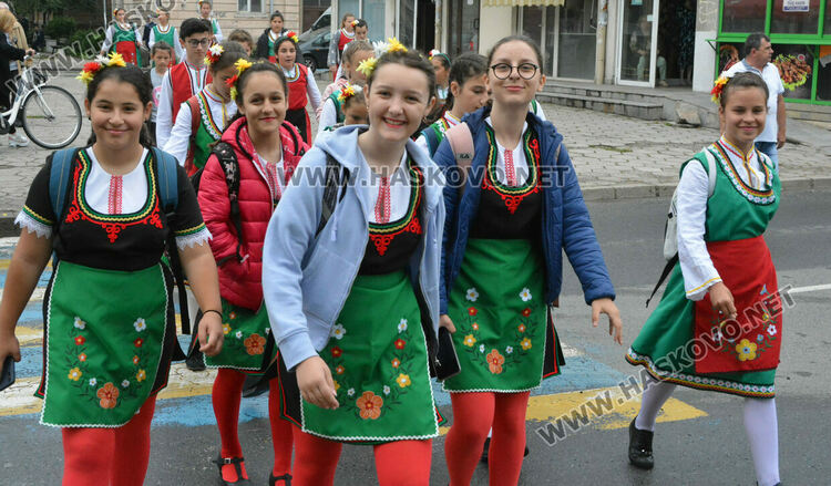 900 фолклористи във фестивала „Хайдушка софра“ в Хасково