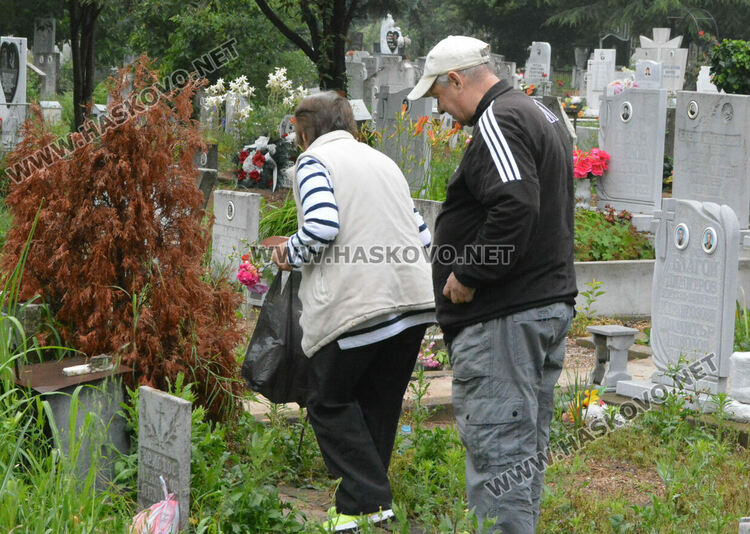 Хасковлии отдадоха почит към мъртвите на Черешова задушница