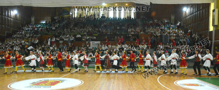 900 фолклористи във фестивала „Хайдушка софра“ в Хасково