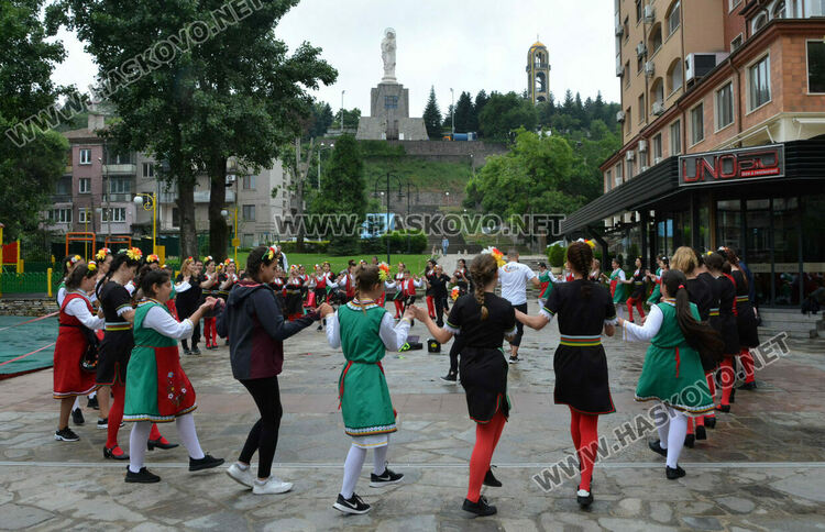 900 фолклористи във фестивала „Хайдушка софра“ в Хасково