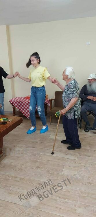 Ученици от Езиковата с проект „Аз живея тук и променям!