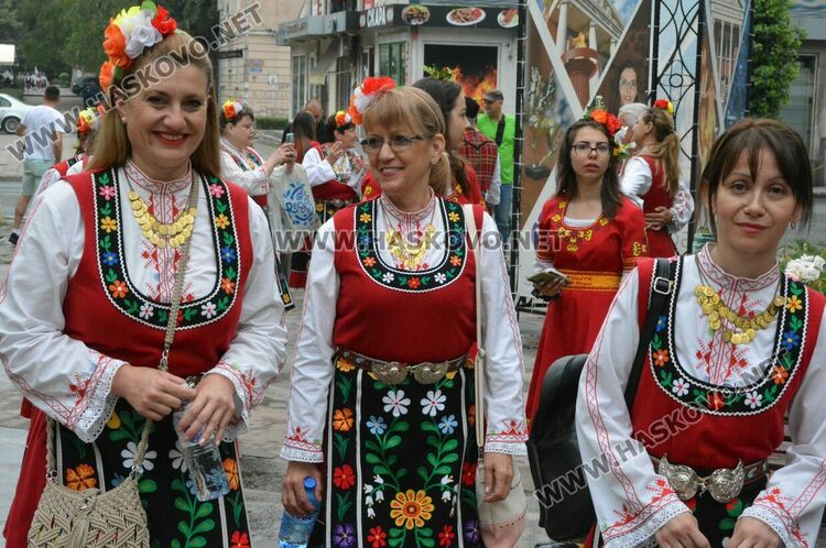 900 фолклористи във фестивала „Хайдушка софра“ в Хасково