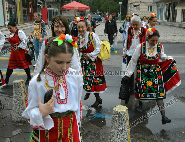 900 фолклористи във фестивала „Хайдушка софра“ в Хасково