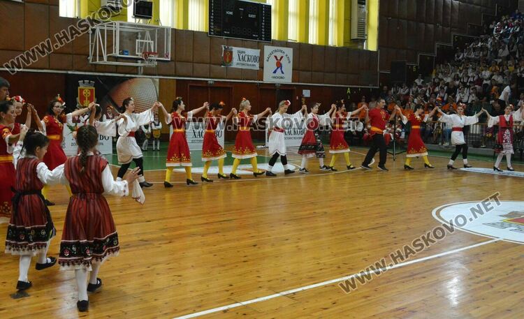 900 фолклористи във фестивала „Хайдушка софра“ в Хасково