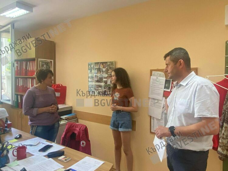 Ученици от Езиковата с проект „Аз живея тук и променям!