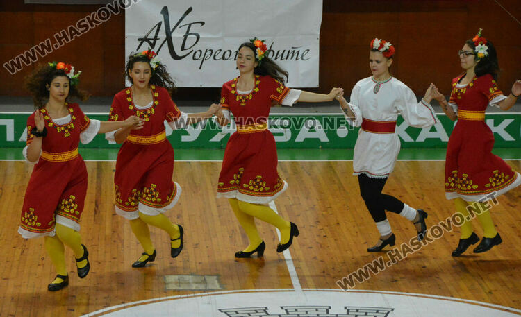 900 фолклористи във фестивала „Хайдушка софра“ в Хасково