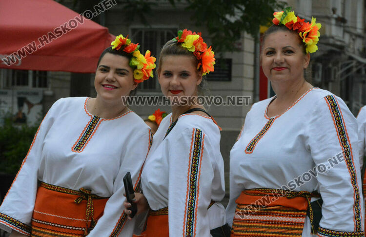 900 фолклористи във фестивала „Хайдушка софра“ в Хасково