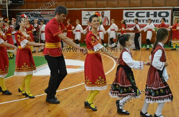 900 фолклористи във фестивала „Хайдушка софра“ в Хасково