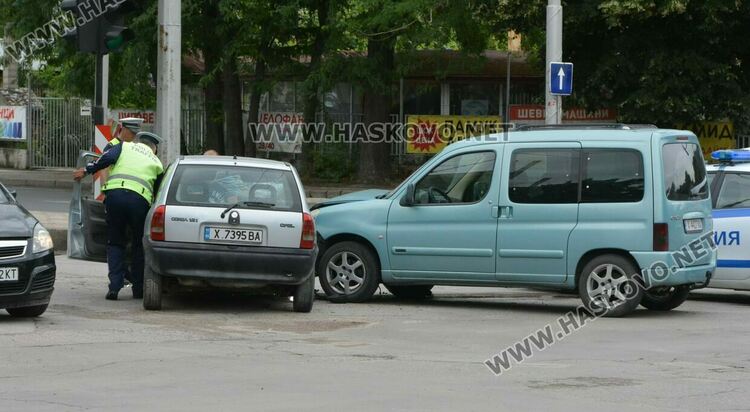 Водач пострада при катастрофа до Цигарената