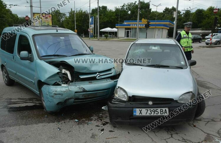 Водач пострада при катастрофа до Цигарената