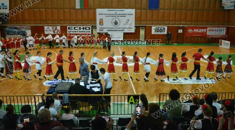 900 фолклористи във фестивала „Хайдушка софра“ в Хасково
