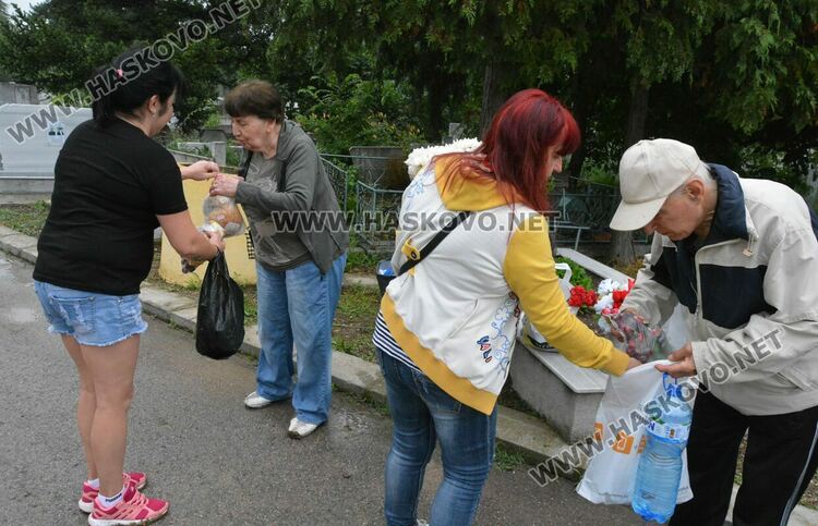 Хасковлии отдадоха почит към мъртвите на Черешова задушница