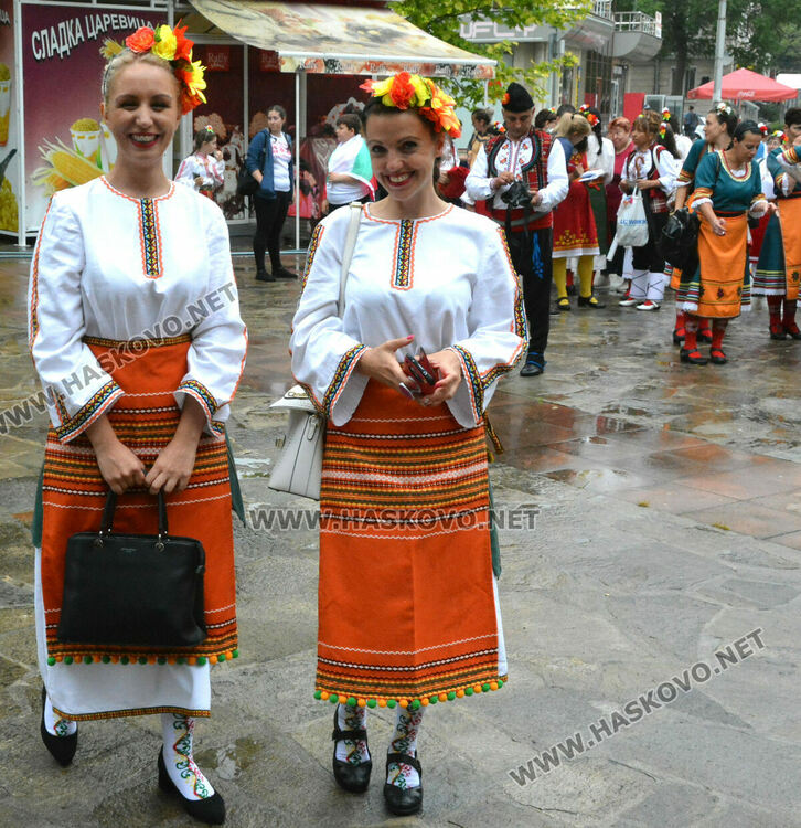 900 фолклористи във фестивала „Хайдушка софра“ в Хасково