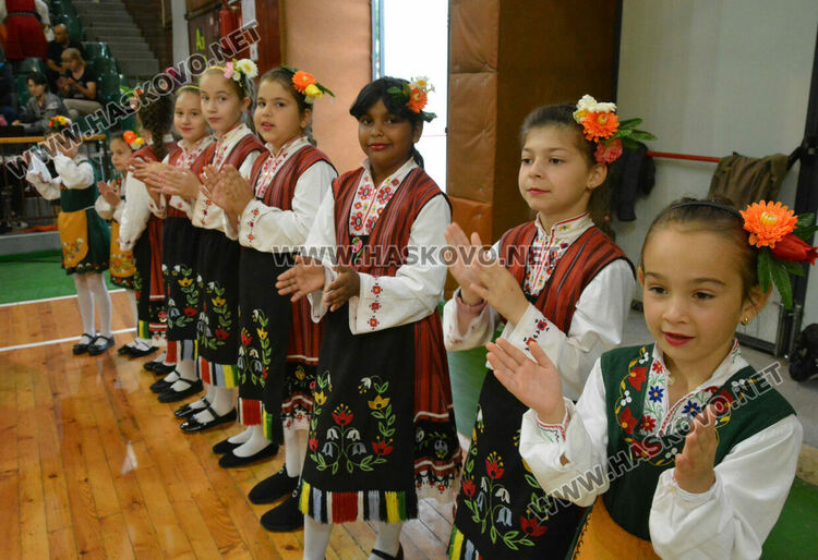 900 фолклористи във фестивала „Хайдушка софра“ в Хасково