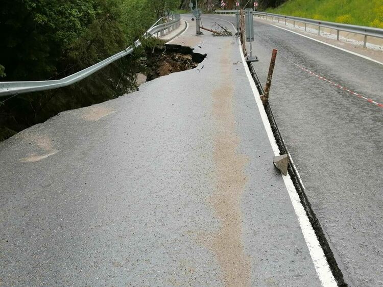 След пороите се активираха свлачища в цялата Смолянска област,шофирайте внимателно