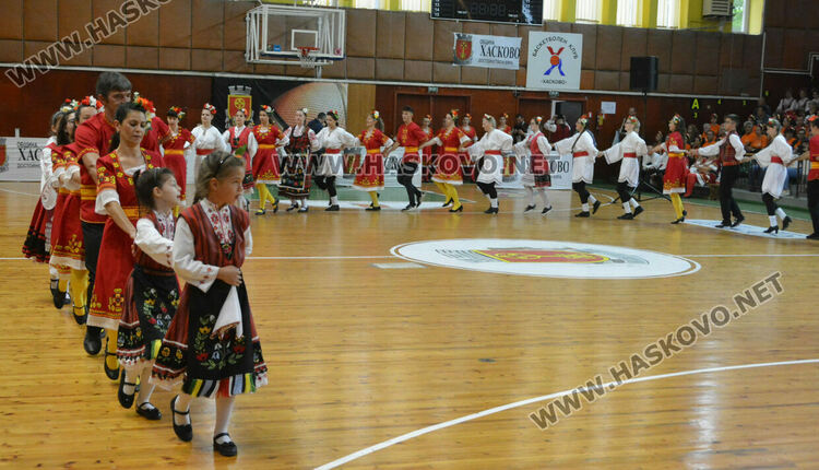 900 фолклористи във фестивала „Хайдушка софра“ в Хасково