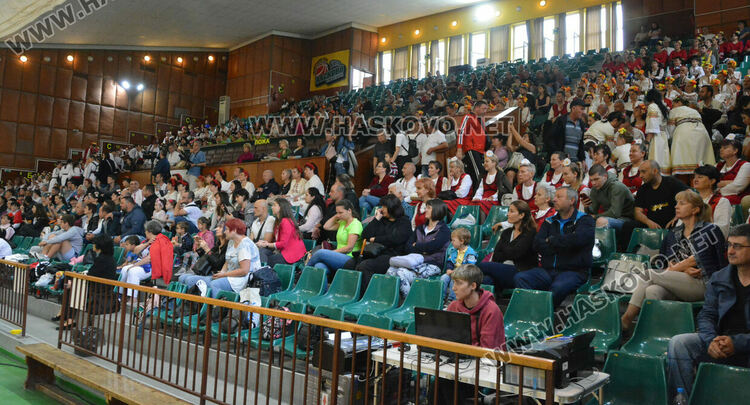 900 фолклористи във фестивала „Хайдушка софра“ в Хасково
