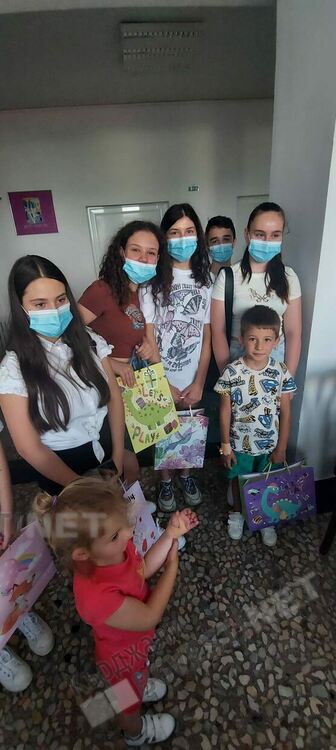 Ученици от Езиковата с проект „Аз живея тук и променям!