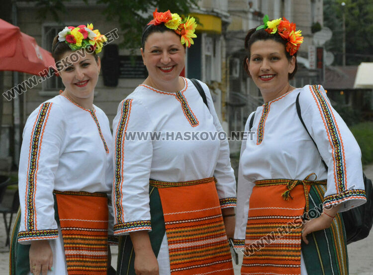 900 фолклористи във фестивала „Хайдушка софра“ в Хасково