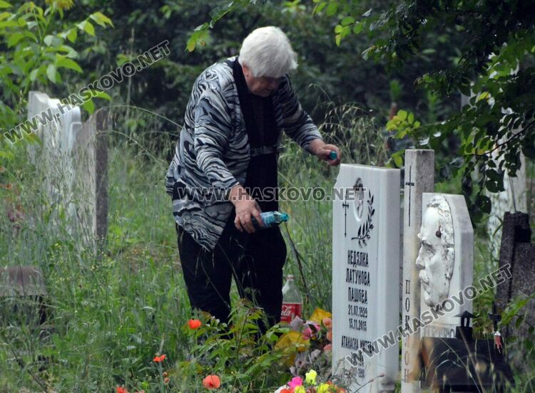 Хасковлии отдадоха почит към мъртвите на Черешова задушница