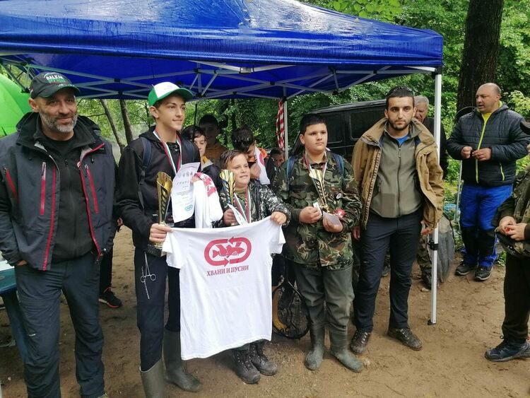 Лошото време не изплаши състезателите по риболов на река Въча