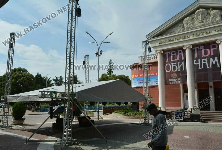 Подготвят сцената за фестивала "Театър, обичам те!" в Хасково
