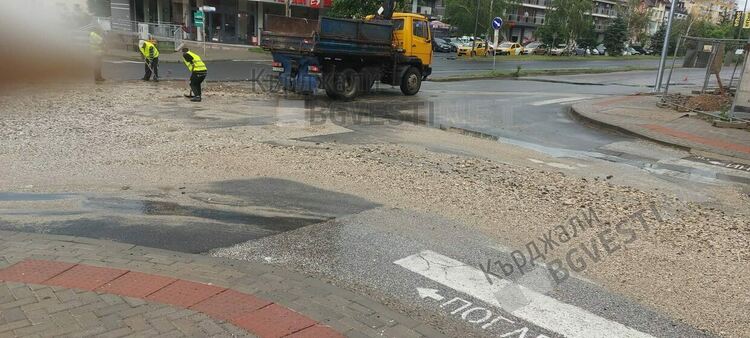 Пороите свлякоха земна маса на бул.”Христо Ботев”, от „Грийнпартнърс” спешно почистват платното