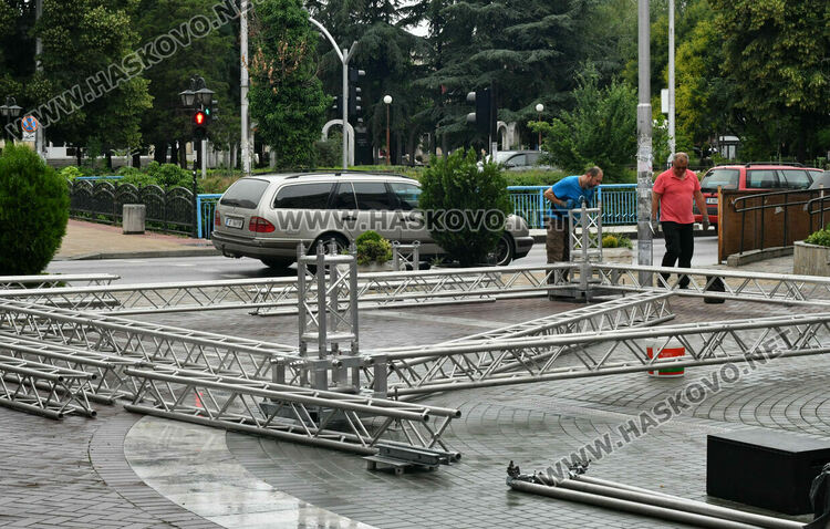 Подготвят сцената за фестивала "Театър, обичам те!" в Хасково