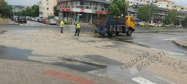 Пороите свлякоха земна маса на бул.”Христо Ботев”, от „Грийнпартнърс” спешно почистват платното