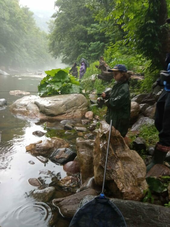 Лошото време не изплаши състезателите по риболов на река Въча