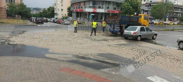 Пороите свлякоха земна маса на бул.”Христо Ботев”, от „Грийнпартнърс” спешно почистват платното