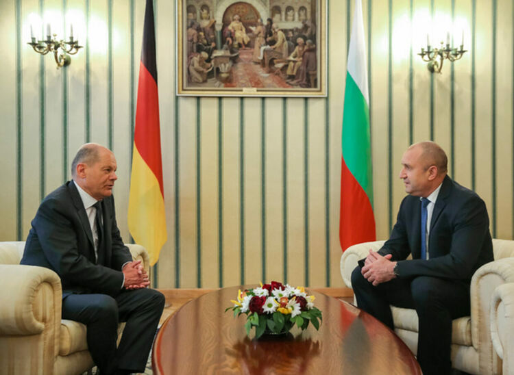 Радев и Шолц разговаряха за Северна Македония и ЕС