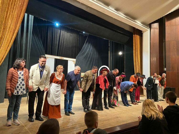 Местните театрали представиха пиесите си извън Първомай