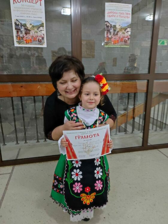 11 медала за „Зора-Зорничка“ от конкурса „Широка лъка пее, свири и танцува“.