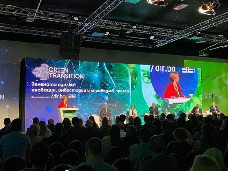 Кметът на Община Перник Станислав Владимиров и зам.-кметът Стефан Кръстев се срещнаха с еврокомисарят по сближаване и реформи