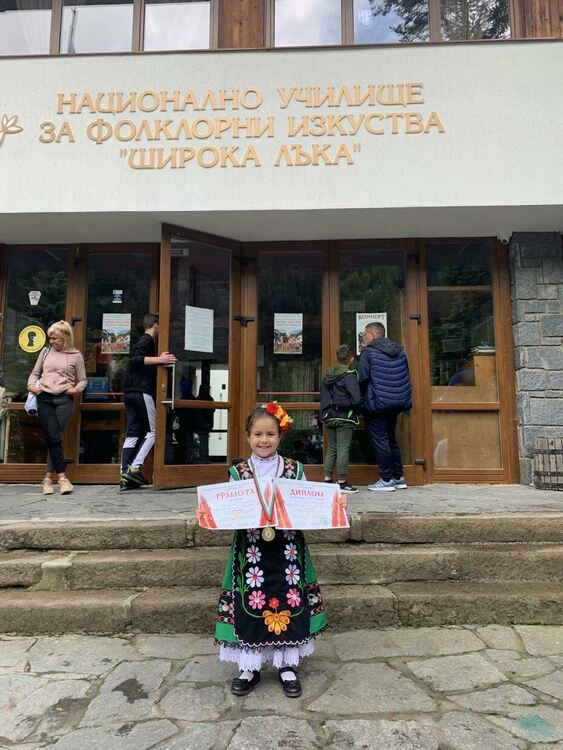 11 медала за „Зора-Зорничка“ от конкурса „Широка лъка пее, свири и танцува“.