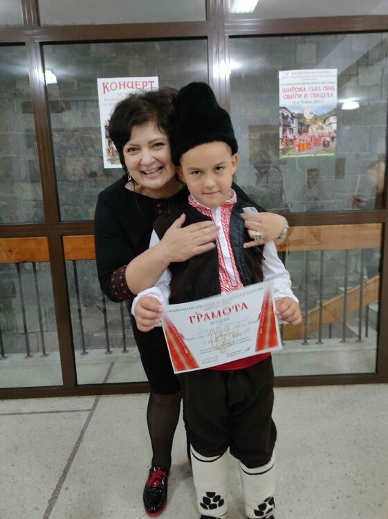 11 медала за „Зора-Зорничка“ от конкурса „Широка лъка пее, свири и танцува“.